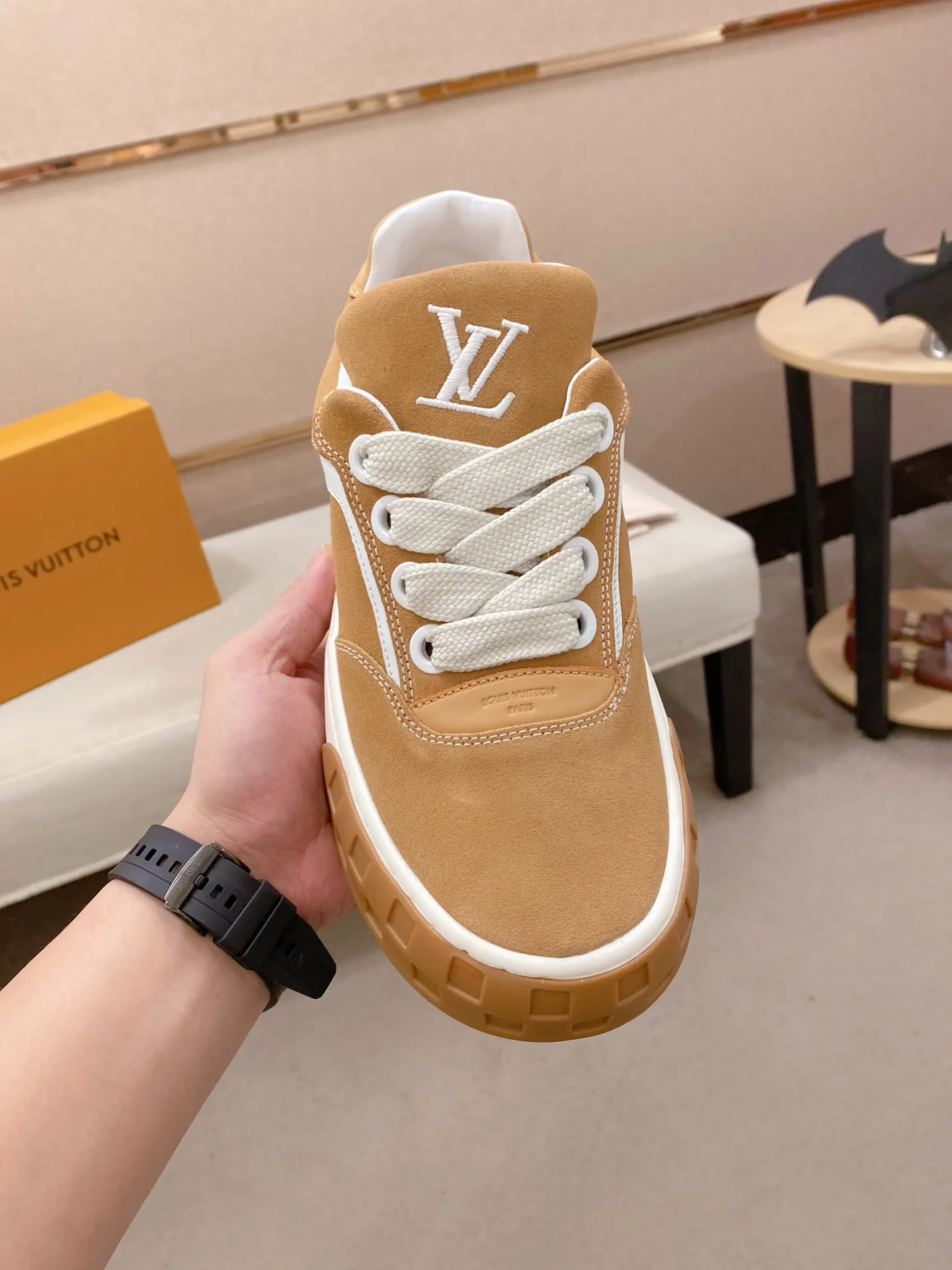 Factory price: 480💰 LV 🫏The colorful interpretation of BUTTERSOFT sneakers combines sheepskin, The colorful interpretation of LV BUTTERSOFT sneakers combines sheepskin and calfskin for a super soft feel. Designed by Pharrell Williams, this '60s-inspired shoe features a padded upper that's been crafted by Louis Vuitton craftsmen to further enhance the comfort of the leather. In addition to the LV initials, it features multiple signatures, including natural leather trim and an embossed pattern of Pharrell Williams and lobster on the side, referencing the Fall/Winter 2025 men’s show. A must-have artifact for fashionistas✅ Code number 38-44